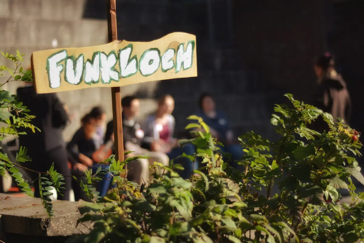 Analoges Teamevent unter dem Motto „Funkloch erwünscht“ – echte Begegnungen ohne digitale Ablenkung in entspannter Atmosphäre.