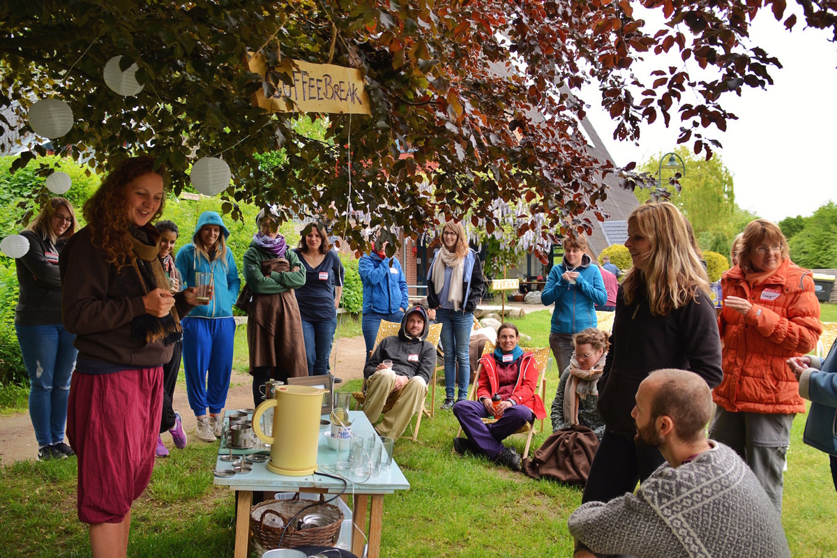 Teilnehmer bei einer traditionellen Kaffeezeremonie während eines Retreats – ein besonderer Moment der Verbindung und Achtsamkeit im Teamevent.