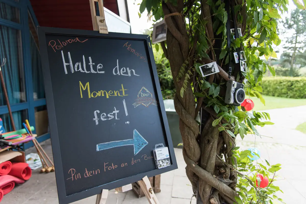 Fotoecke von Polaroid-Fotoaufnahmen während des gemeinsamen Offsite-Event – festgehaltene Erinnerungen an ein gemeinsames Erlebnis.