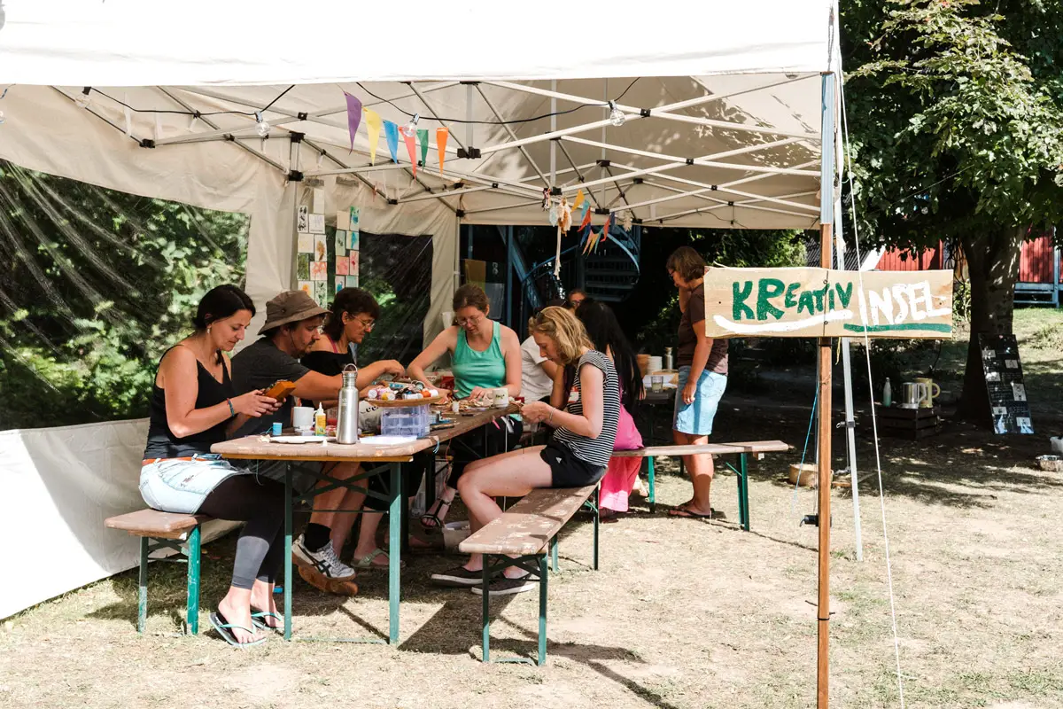 Teilnehmende bei einem kreativen DIY-Workshop während eines Teamevents – gemeinsames Gestalten fördert Teamgeist und Ideenreichtum.