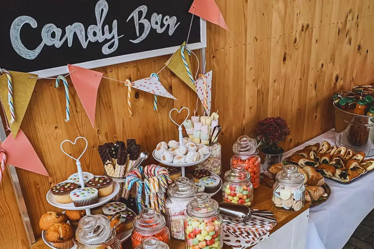 Leckere Snack-Box und bunte Candybar als Teil eines Incentive-Events – süße Überraschungen für das Team zur Belohnung und Motivation.