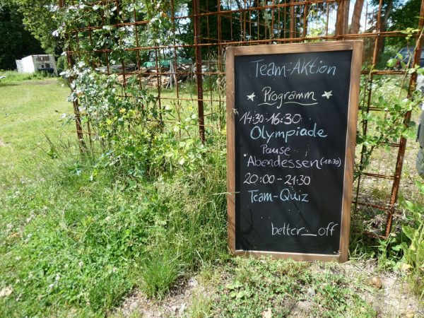 Programmtafel für ein Team-Offsite mit verschiedenen Aktivitäten und Programmpunkten in der Natur